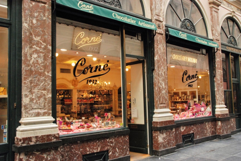 vitrine-CARROS-min_chocolate_chocolaterie_shop_luxury_chic_gallery_brussels_belgium-558146